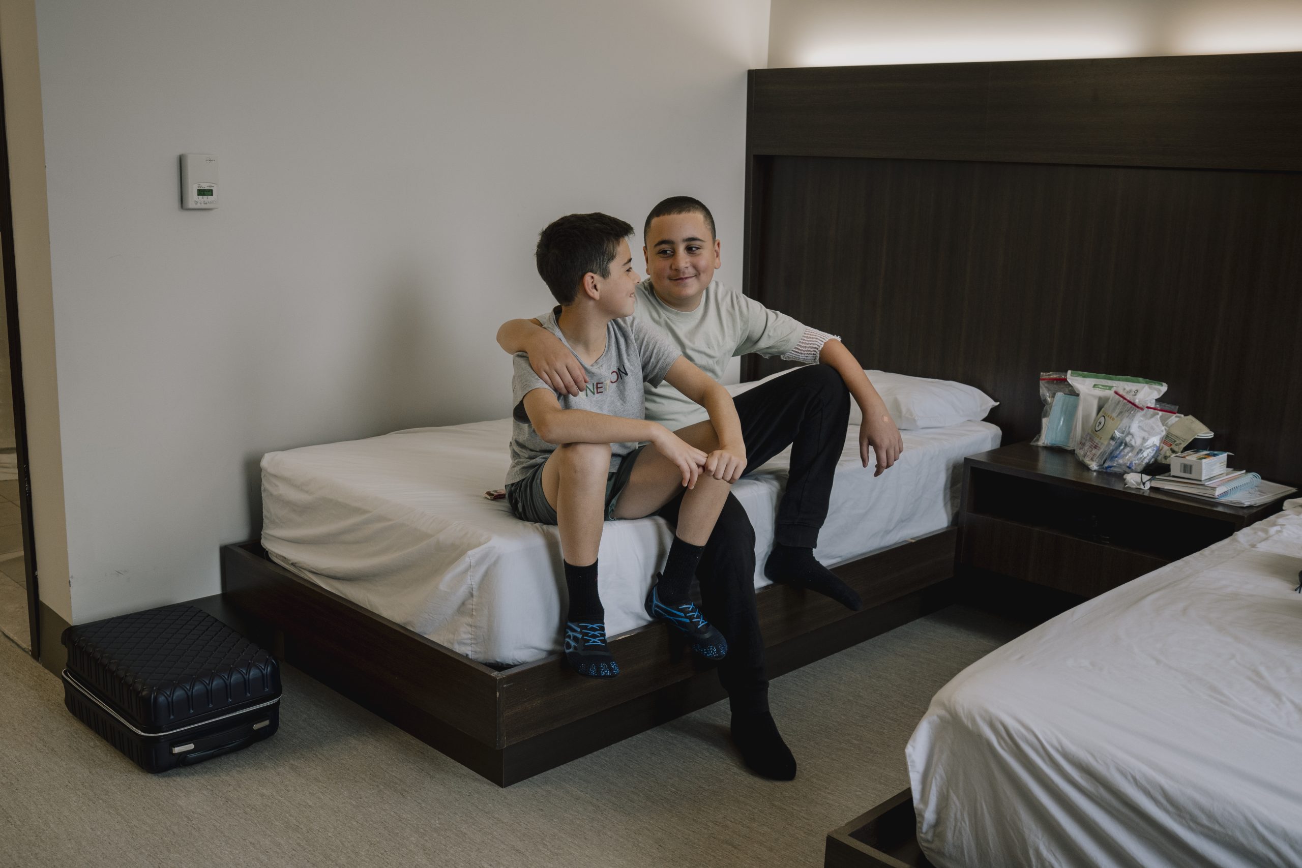 Due ragazzi seduti sul letto che parlano