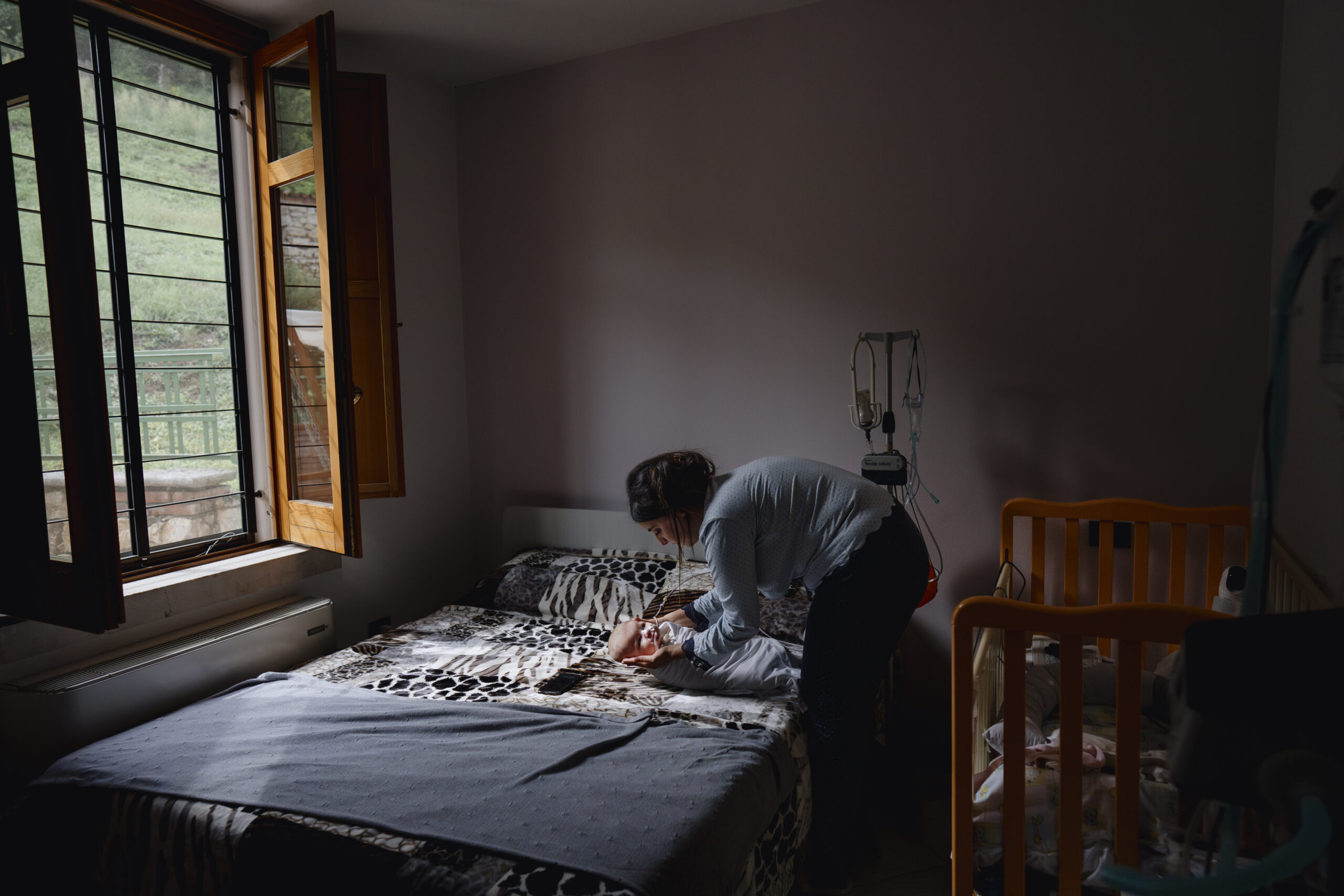 Madre e figlio in camera da letto