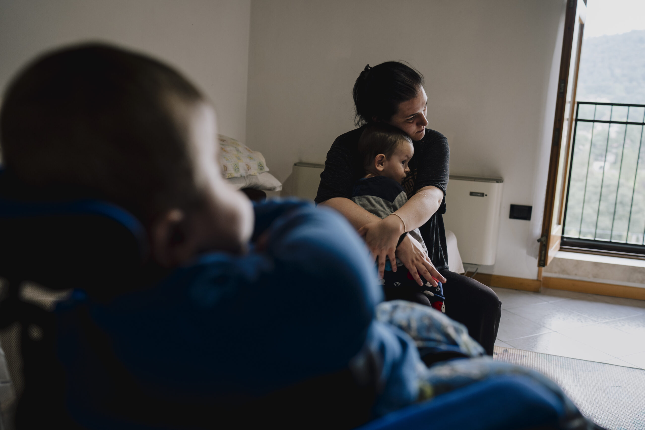 Madre che abbraccia il figlio