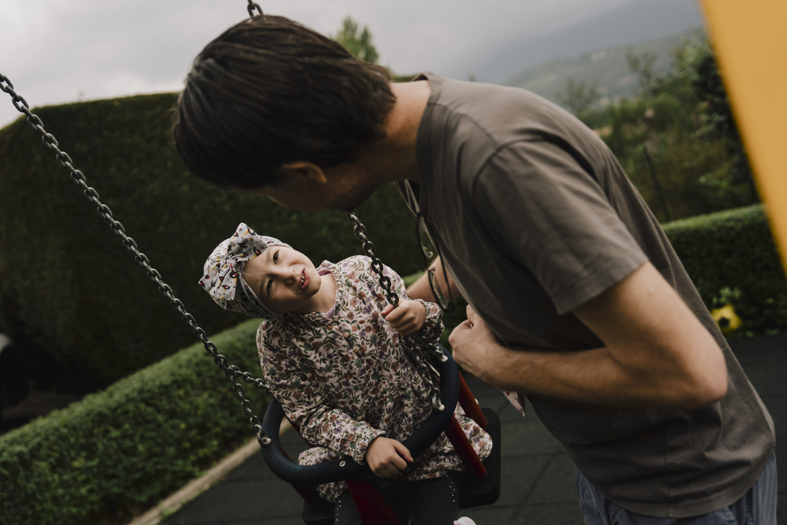 Bambina sull'altalena con il padre