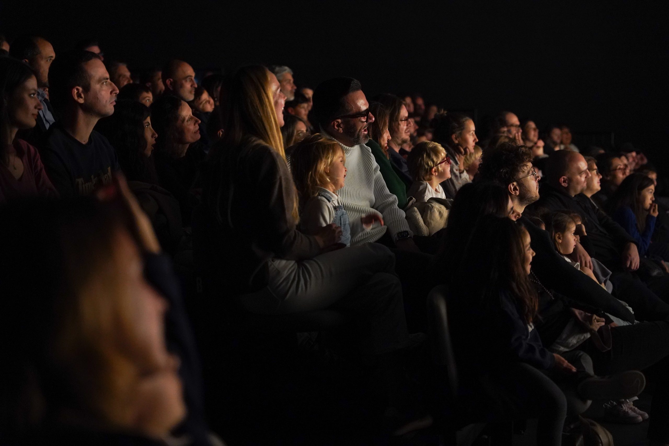 Una famiglia guarda uno spettacolo a teatro