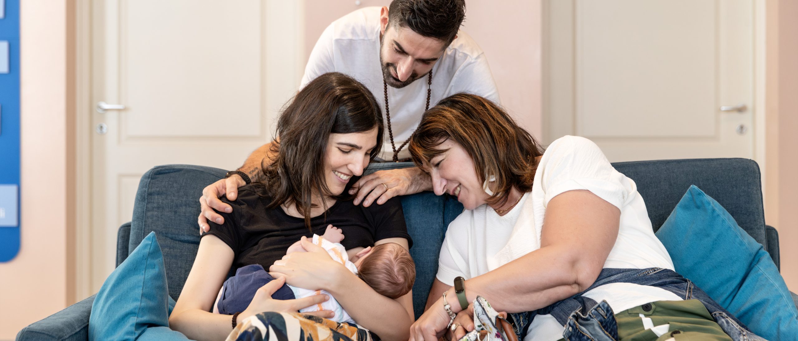 Una famiglia riunita su un divano