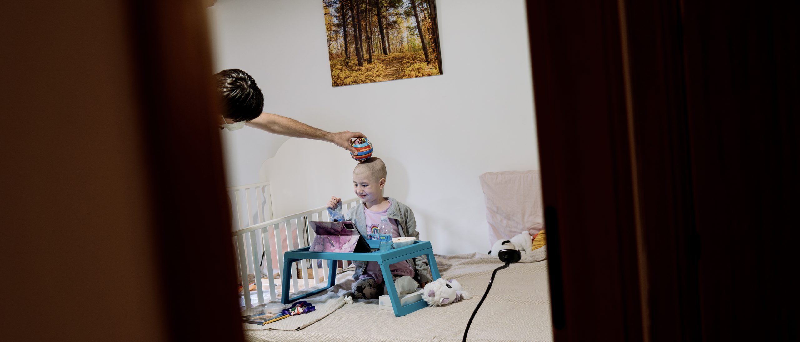 Bambino che gioca con il proprio genitore sul letto