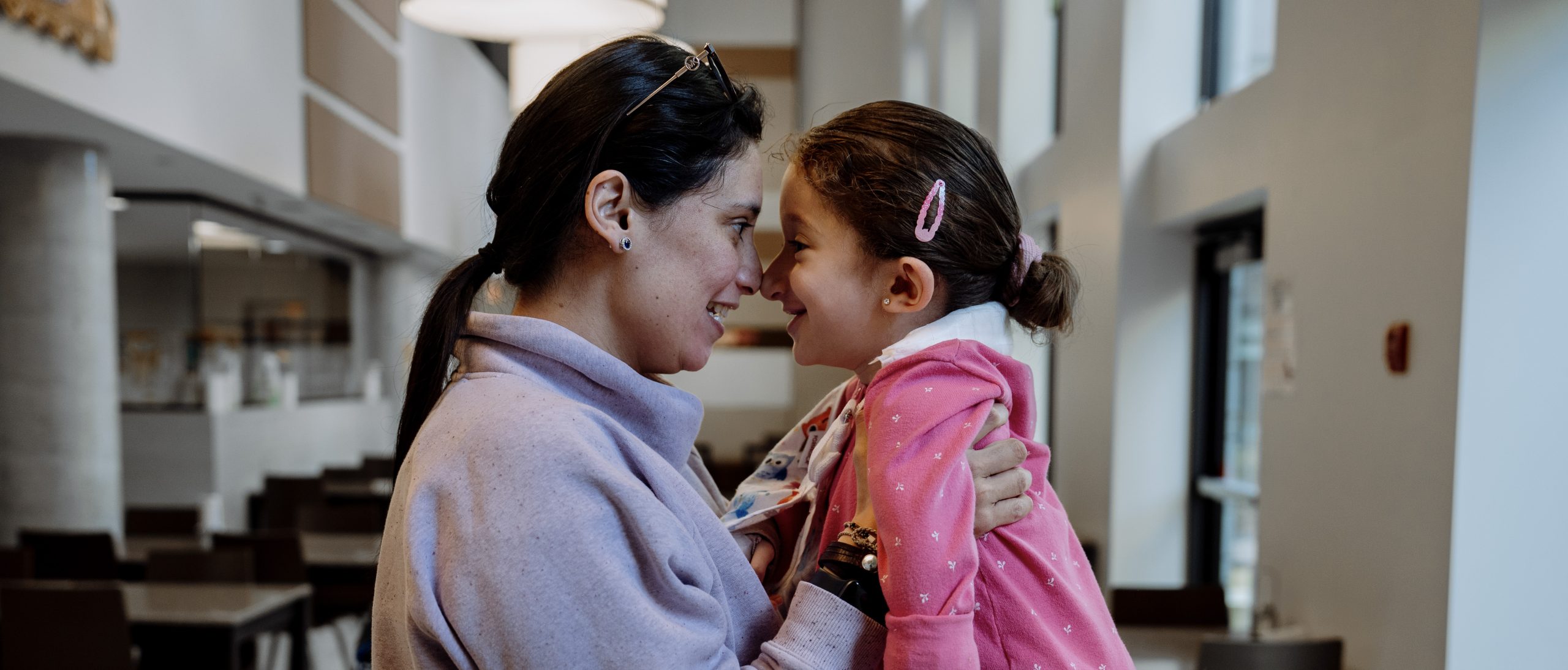 Madre e figlia che si guardano sorridendo