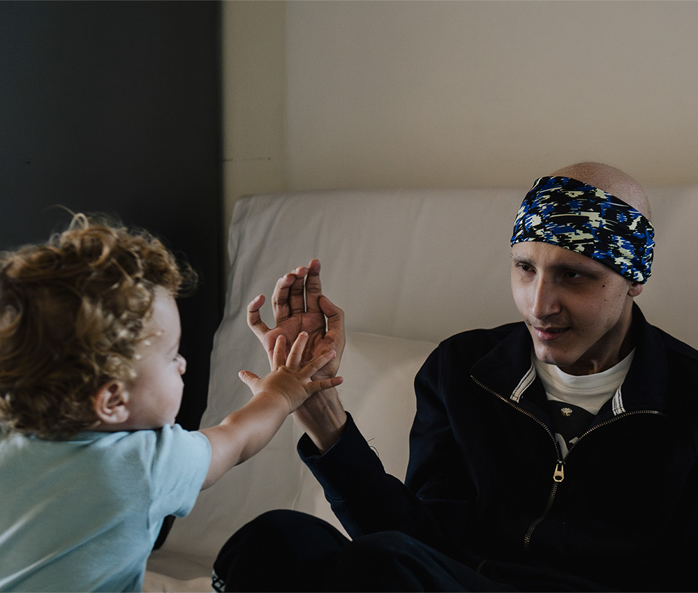 Bambino che batte il cinque ad un ragazzo