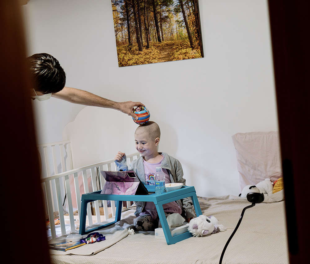 Bambino che gioca con il proprio genitore sul letto