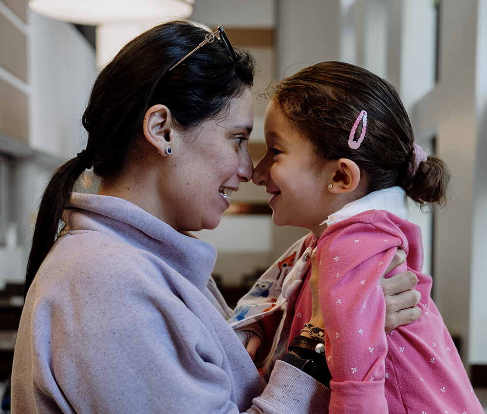 Madre e figlia che si guardano sorridendo