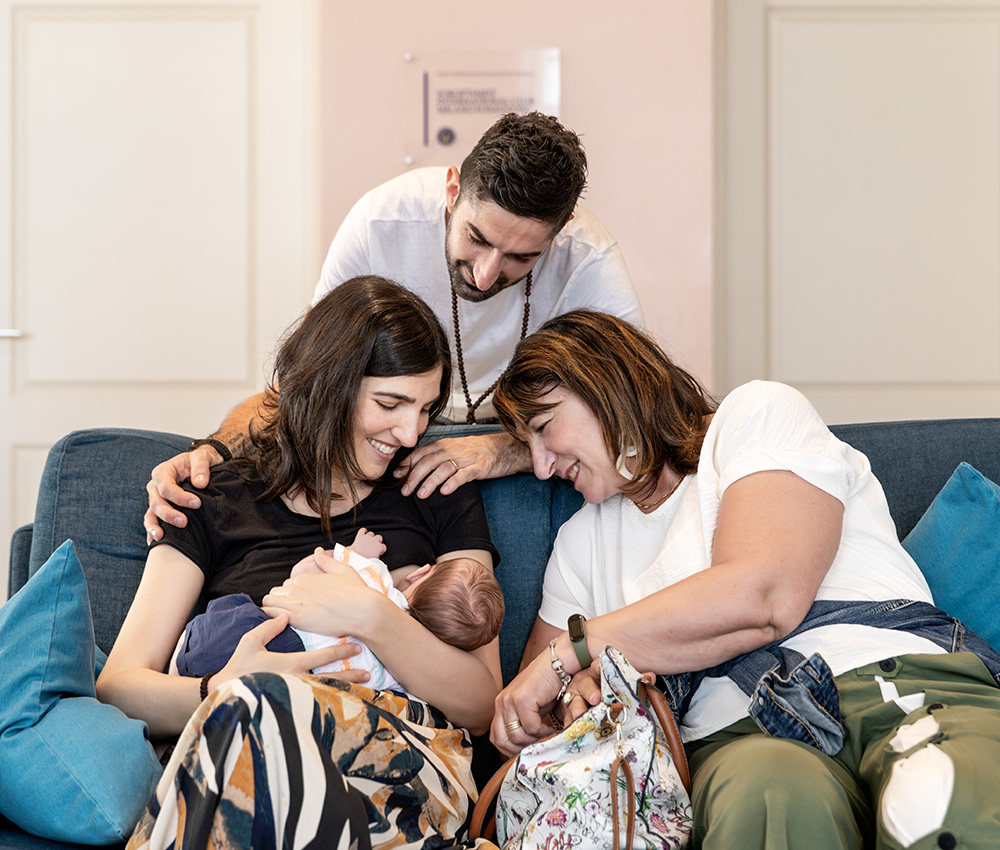 Una famiglia riunita su un divano