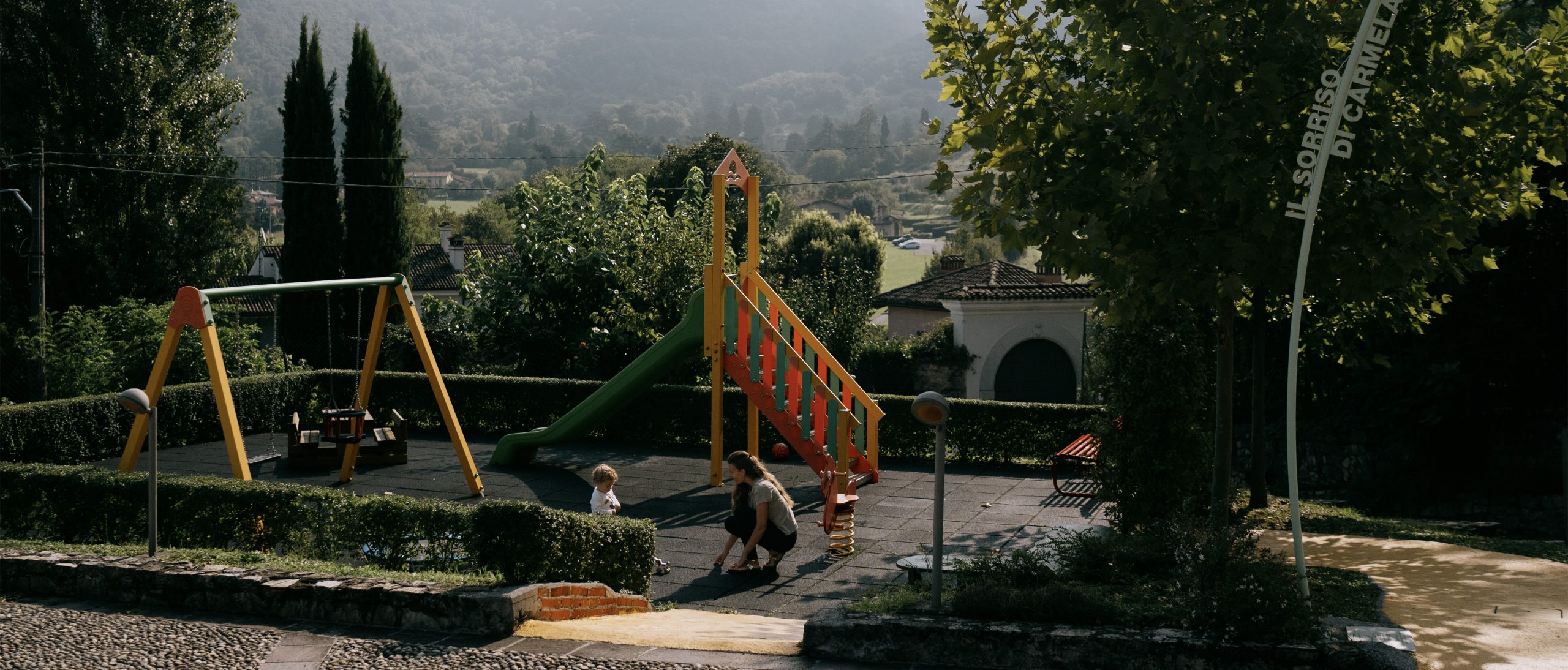 Parco giochi della Casa Ronald McDonald Brescia, con madre e bambino che giocano