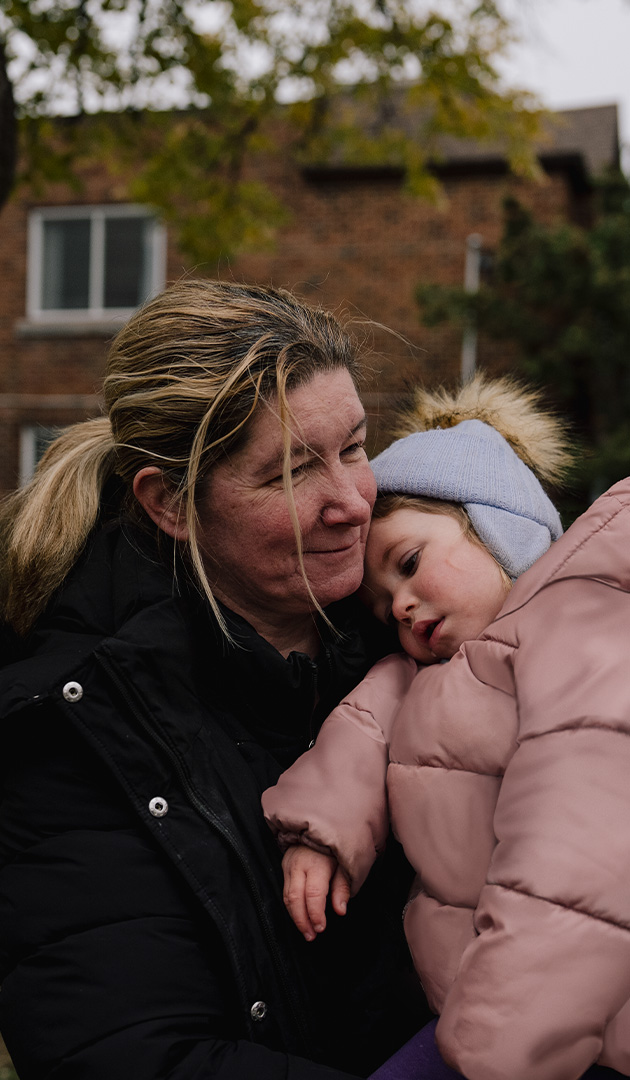 Madre all’aperto con la figlia tra le braccia