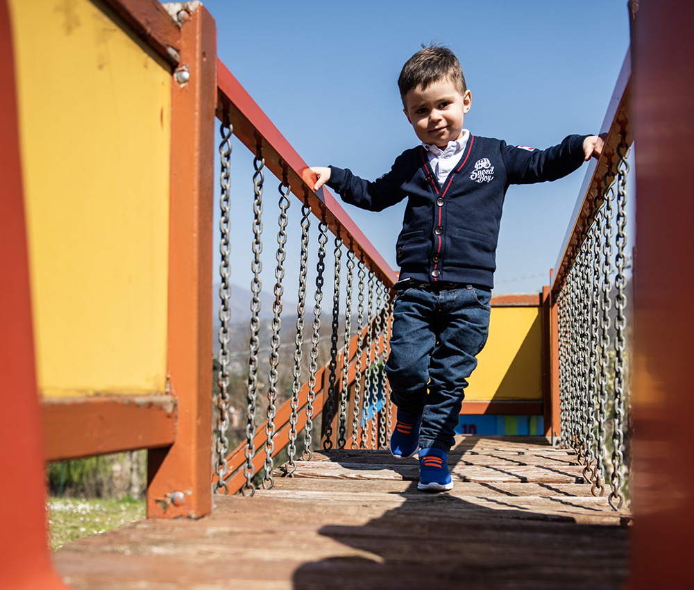 Bambino che gioca al parco