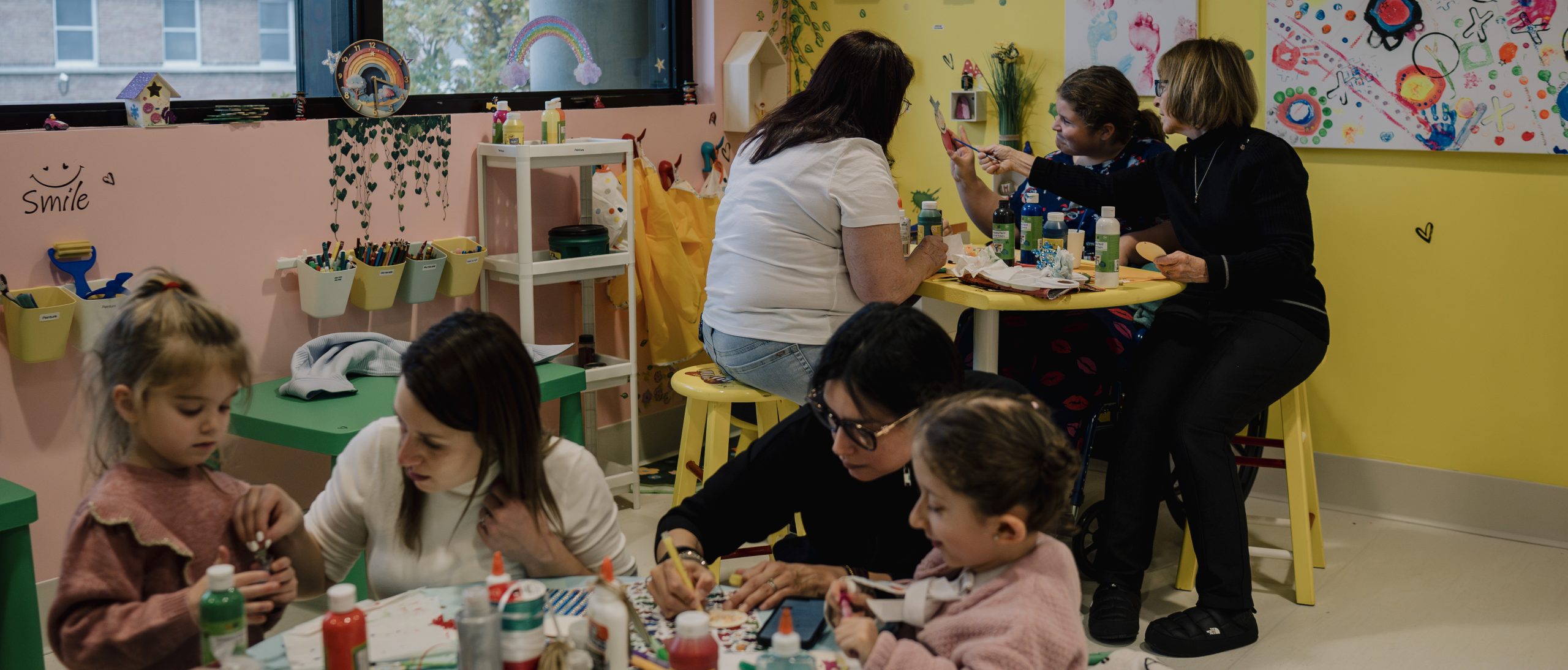 Genitori e bambini impegnati in attività creative