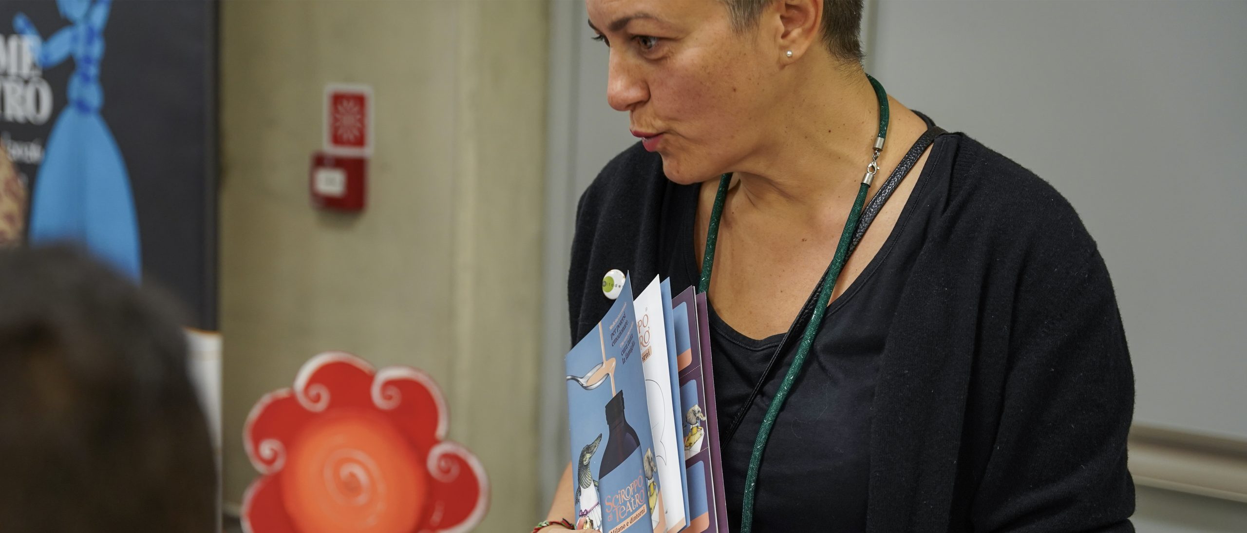 Operatrice illustra il programma di sciroppo di teatro