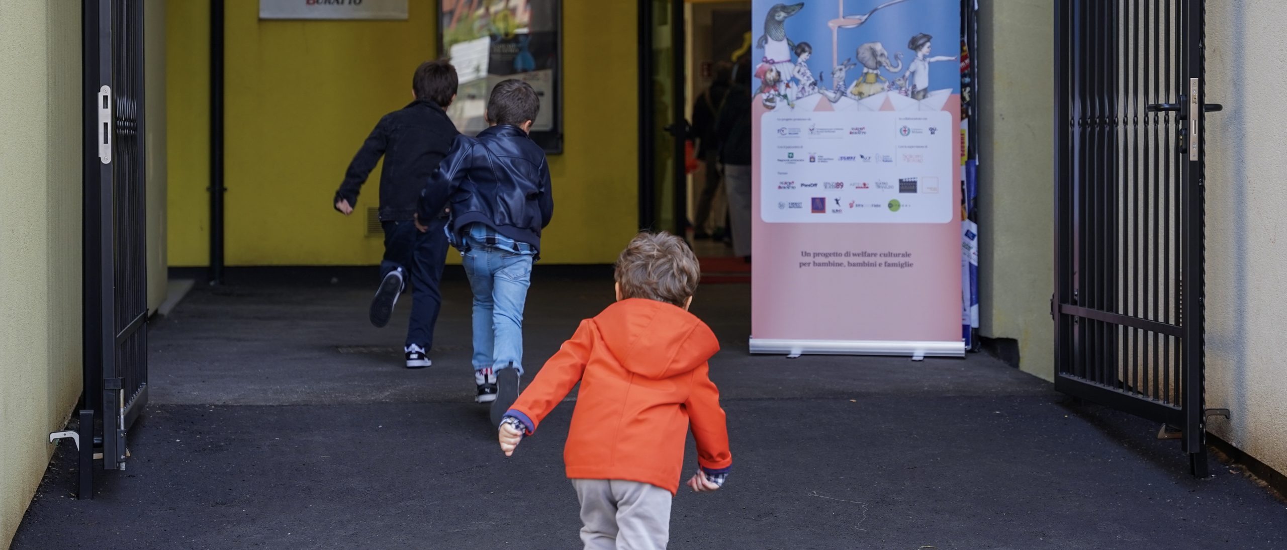 Bambini che corrono a teatro