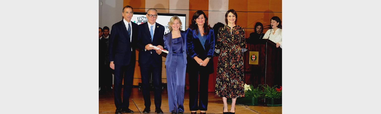 Foto di gruppo alla cerimonia di assegnazione del premio