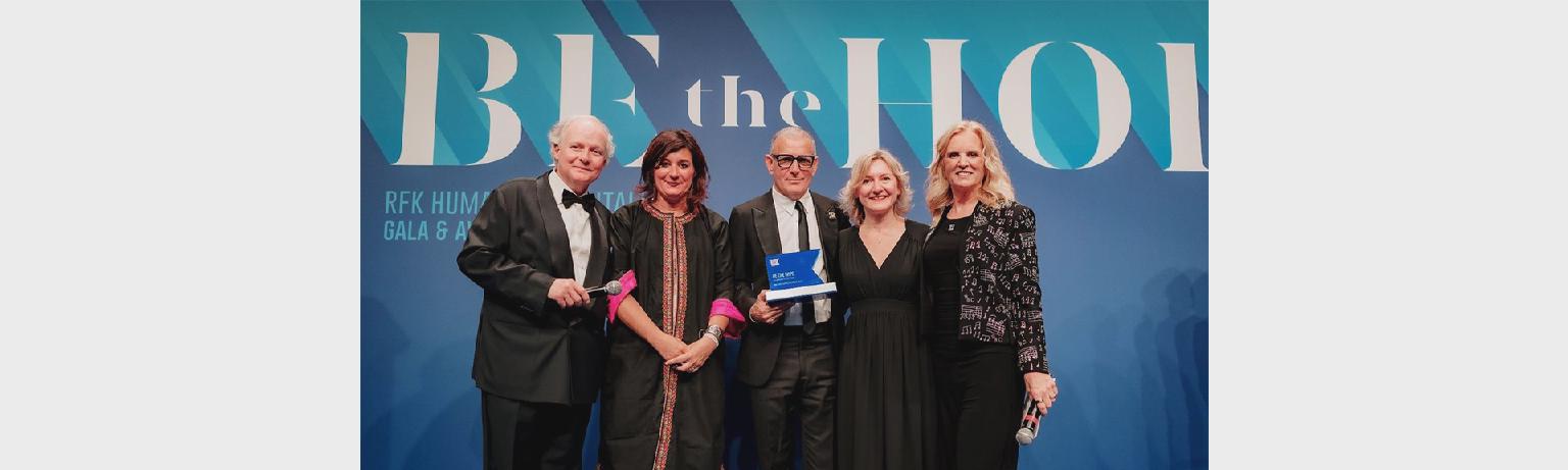 Foto di gruppo durante la cerimonia di assegnazione del premio