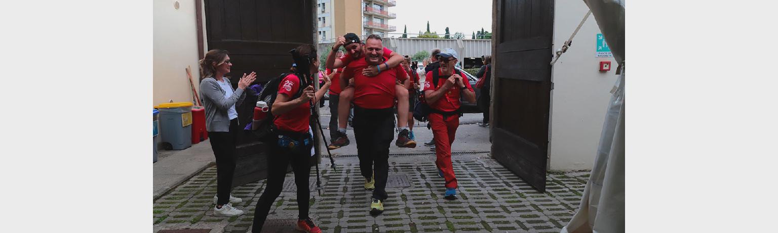 Alcune persone che camminano in abiti sportivi