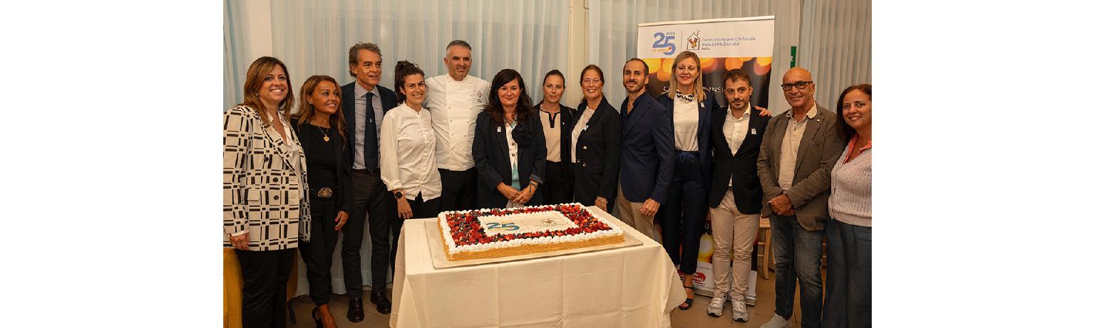 Foto di gruppo personale casa Ronald McDonald Palidoro con torta di compleanno